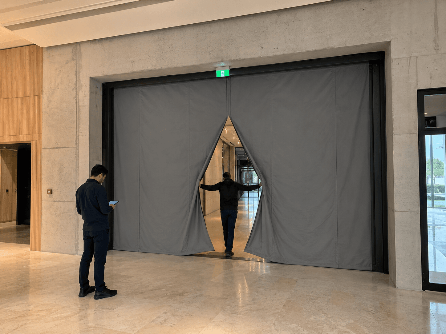 Voies d'évacuation sécurisées — Rideaux coupe-feu d'évacuation